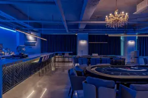 골드 샹들리에와 블루무드의 럭셔리 홀덤펍